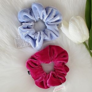 💕2 PINK VICTORIA'S SECRET VELVET SCRUNCHIES…